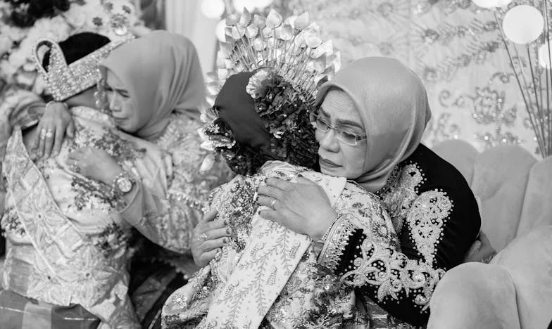 Între două iubiri: Povestea unei nurori, a unei soacre și a unei familii pierdute