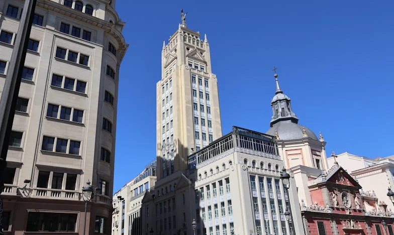 Între ușa mea și sufletul meu: Povestea unei nurori în România