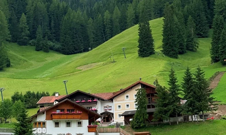 Între zăbrele de lumină: Povestea unei despărțiri nespuse