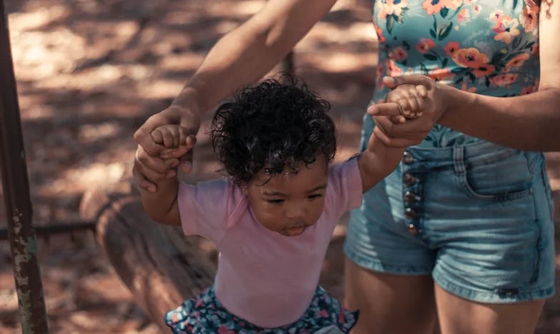 „Nu, mamă. Nu ne vei mai vizita. Nici azi, nici mâine, nici anul viitor” — Povestea unei răbdări sfâșiate într-o familie românească