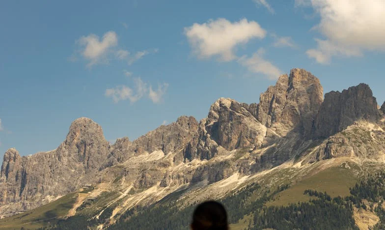 Sub Povara Așteptărilor: Povestea Mea ca Noră într-o Familie Românească