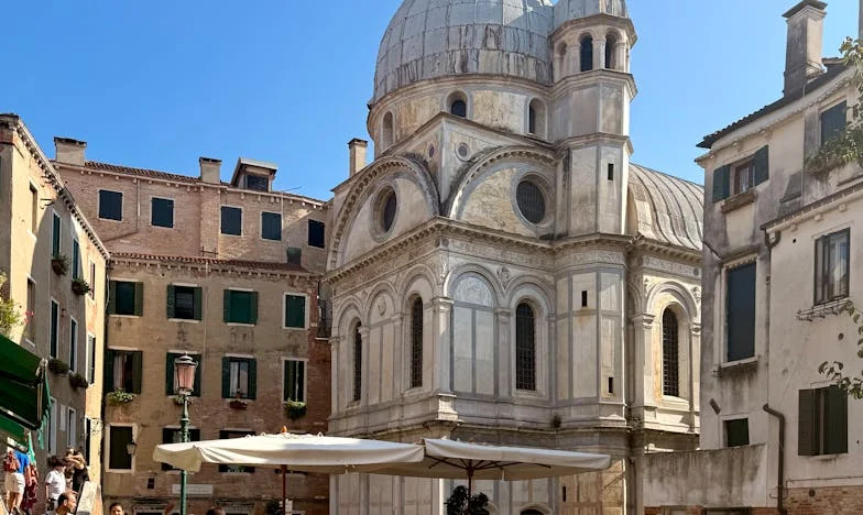 Umbra sub acoperiș – Povestea unei inimi frânte de familie