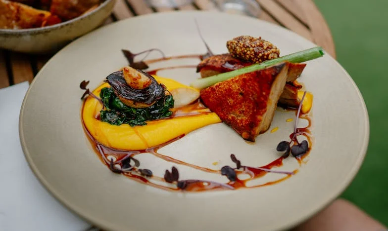 Zidul Invizibil al Luxului: Povestea Unei Familii Împărțite