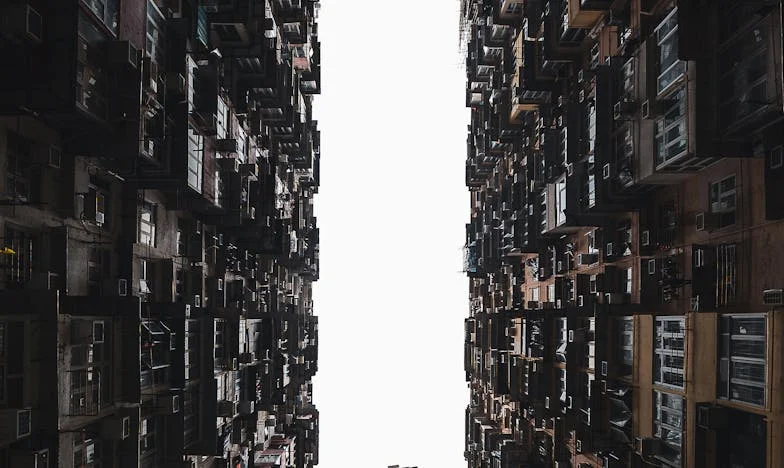 Când am ajuns acasă, un străin dormea în patul meu: Povestea unei familii din București