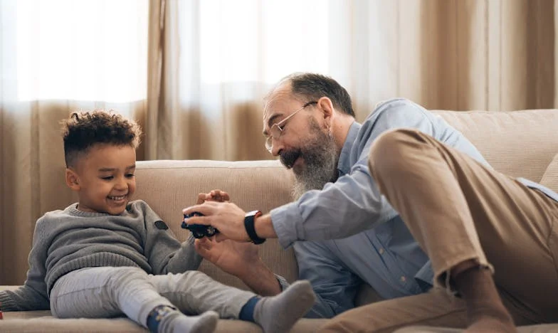 Când fosta mea soacră a apărut la ușă, am simțit că trecutul mă sufocă din nou: Povestea unei iubiri distruse de familie