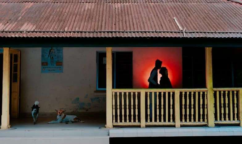 „Dă jos rochia aia, oricum nu-ți stă bine!” – Lupta mea cu soacra pentru liniștea familiei