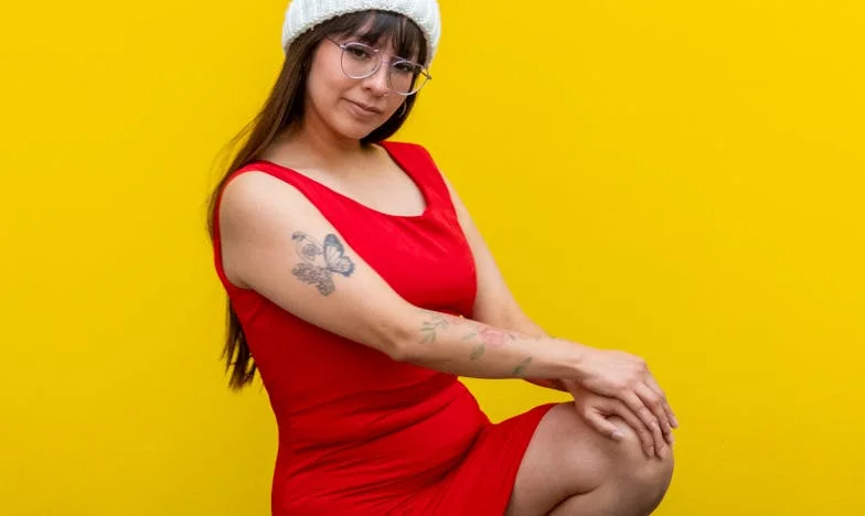 Între a tăcea și a spune: Povara unei alegeri de mamă