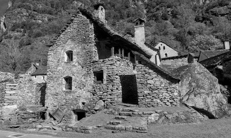 Între două lumi: O vară la poalele Carpaților