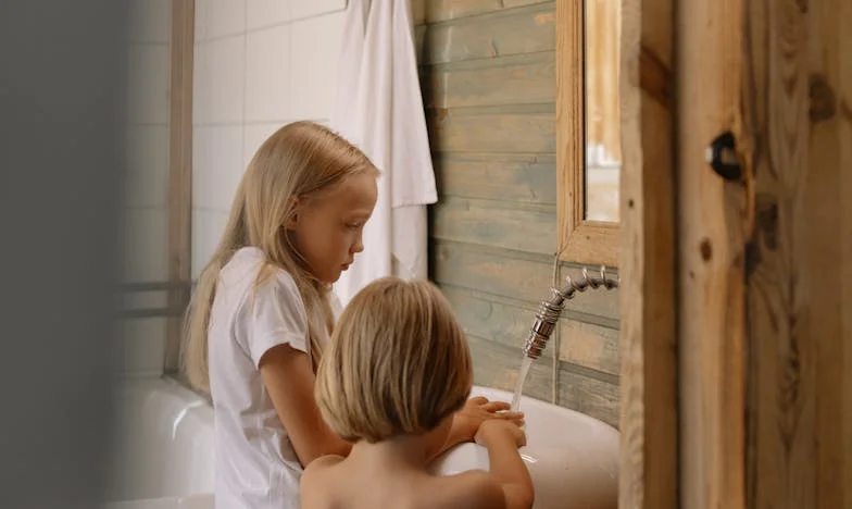 Sub același acoperiș: Rugăciuni, cratițe și speranță