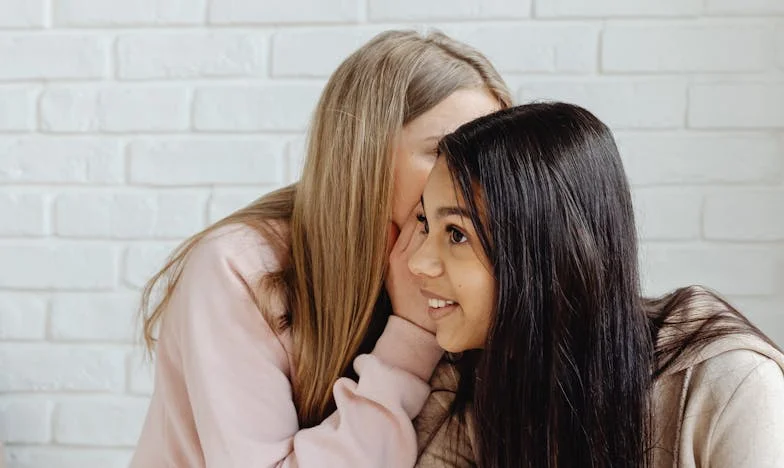 Umbre peste sufletul unei mame: Între grija pentru copii și teama de a nu fi destul