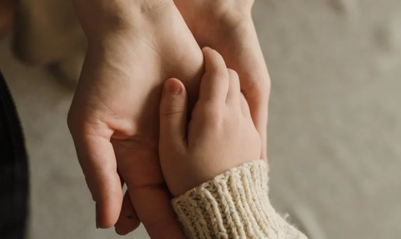 Am alăptat-o pe fiica mea până la 8 ani. Acum familia mea e pe marginea prăpastiei și mă întreb dacă am greșit...