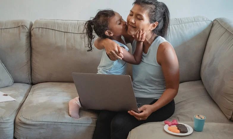 Între copilărie și responsabilitate: Povestea mea ca mamă adolescentă în Ploiești