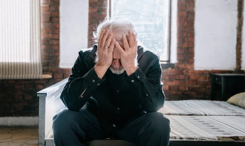 La 70 de ani, trăiesc singur și tânjesc după familie: Drumul spre regăsirea bucuriei