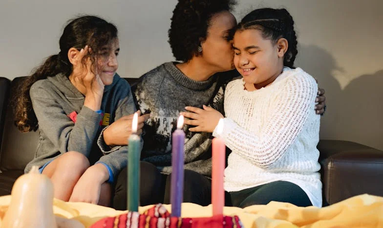 „Nu-ți face griji, încă nu s-a întâmplat nimic rău. E doar fiica ta care a decis să trăiască pe cont propriu” – Povestea Miei dintr-un sat românesc