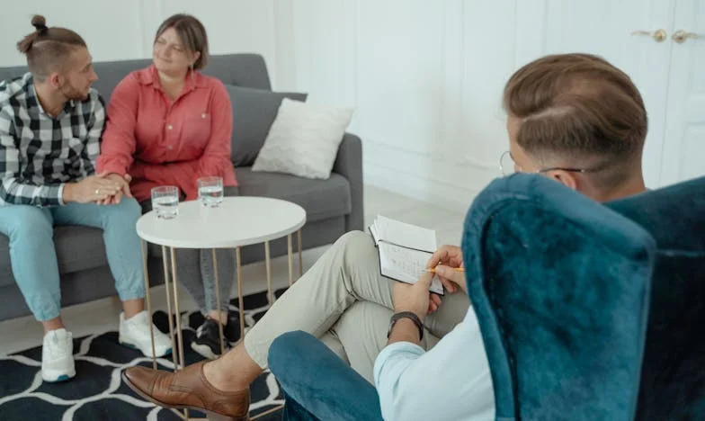 „Ridică-te și fă-mi o cafea!” – Cum ginerele meu mi-a dat viața peste cap în două săptămâni și am fost nevoită să-mi trasez din nou limitele