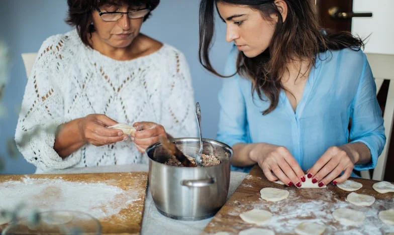 Scrisoare dintr-o bucătărie sufocată: Cum trăiesc cu soacra mea sub același acoperiș și nu-mi pierd mințile