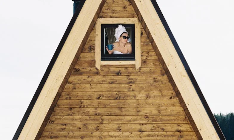 Sunt doar un portofel pentru soțul meu? Mărturia unei femei despre povara invizibilă a familiei