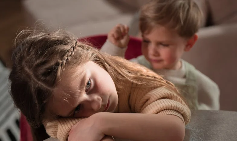 „Ai o lună să te muți!” – Povestea unei nurori între așteptările familiei și propriile visuri