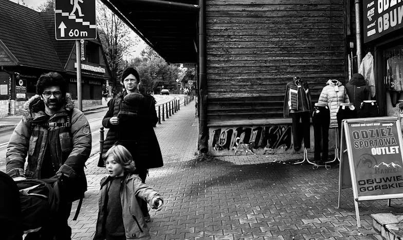 Am avut încredere în soacra mea cu cheia casei — și ne-a transformat căminul într-un teren de testare