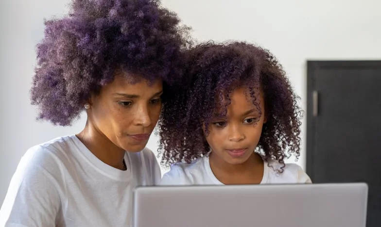 „Când am plecat la muncă în Italia, Ana avea 12 ani. Acum nu poate să mă ierte că am lăsat-o singură” – povestea unei mame care a ales între pâine și apropiere