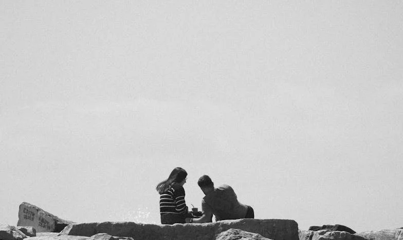 Când mamele noastre au devenit prietene: începutul sfârșitului la o cafea în București