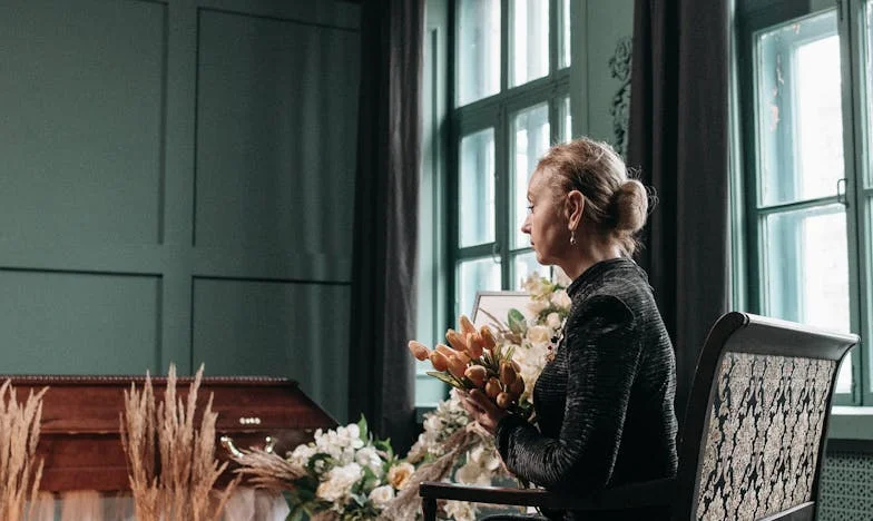 Când mi-am adus mama bolnavă la mine, soțul mi-a spus: „Vinde-i apartamentul și să plece!” – povestea Magdalenei din Iași