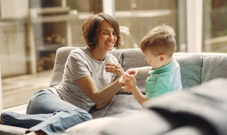 Când soacra a întrebat: „Deci luăm creditul?” – iar eu eram invizibilă. Povestea mea despre regăsire