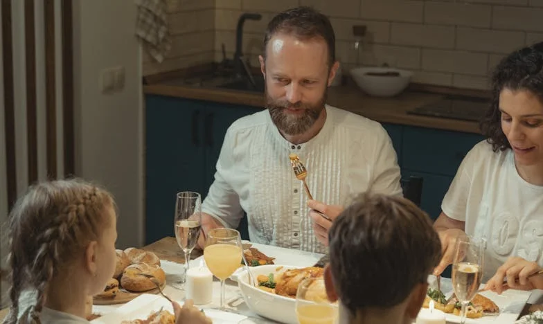 Când ușa se deschide: Întoarcerea acasă și confruntarea cu trecutul