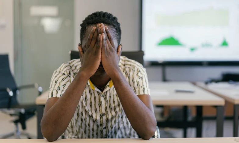 „Dacă fiul nostru nu-și vede un bunic, nu-l va vedea nici pe celălalt”: Povestea mea despre familie, compromisuri și durerea dintre generații