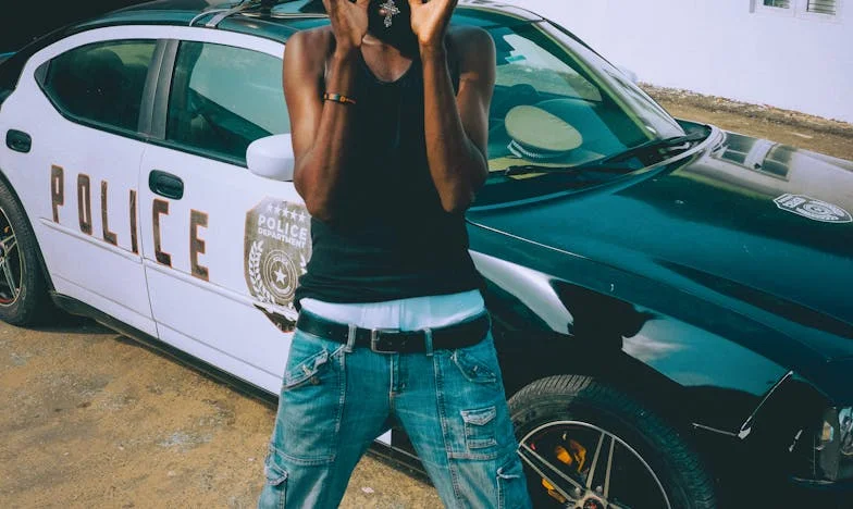 Fetița din umbră – Povestea unei bunici care a trebuit să aleagă între nepoți