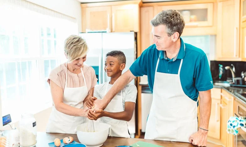 În capcana propriei bunătăți: Cum dorința de a-mi ajuta fiul și nora m-a lăsat singură și trădată