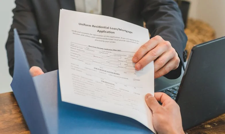 Între două lumi: Povestea mea dintr-un sat uitat de lume