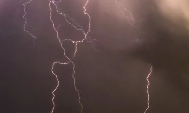 Nașterea care mi-a rupt familia: Mama mea, soacra și granițele pe care nu le mai pot întoarce