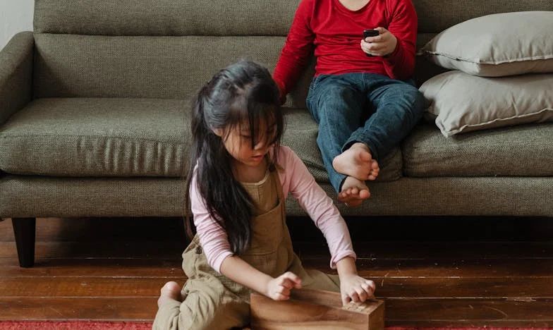 Nu aș fi crezut niciodată că va trebui să-mi înscenez moartea ca să scap – Povestea mea de supraviețuire dintr-o familie românească