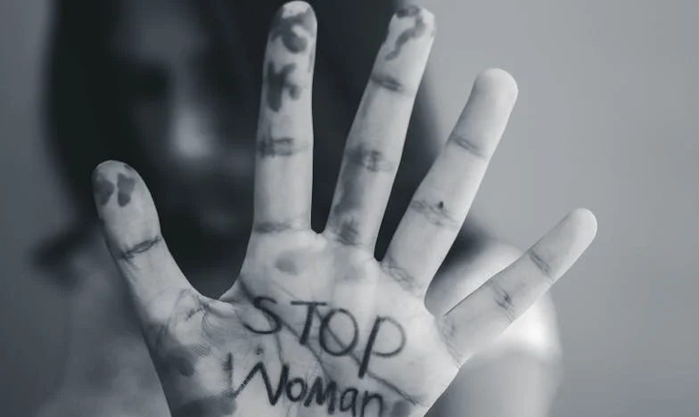 Nu trebuie să te așezi la masă. Povestea Anei, femeia care a decis să nu mai fie invizibilă