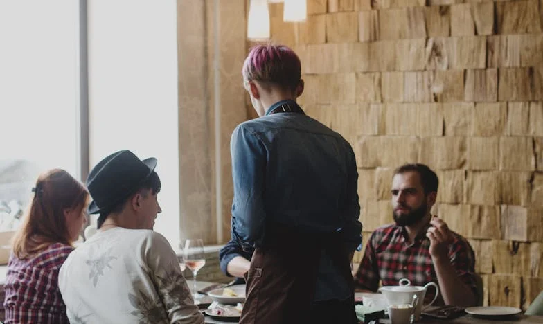 Când Mi-au Văzut Telefonul: O Noapte la Grand Regency