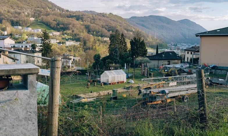 Când prea multe vise încap într-o garsonieră: Povestea unei căsnicii sufocate de trecut