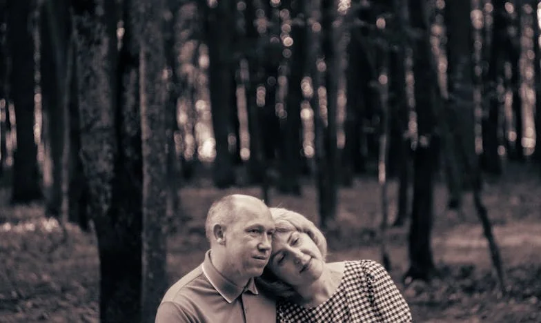 După moartea fratelui meu, am rămas doar cu o cutie de fotografii vechi și cu sentimentul că nu mai exist