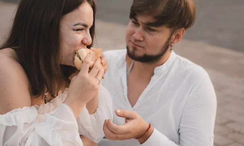 Fiica mea se rușinează cu mine pentru că nu pot să o ajut financiar