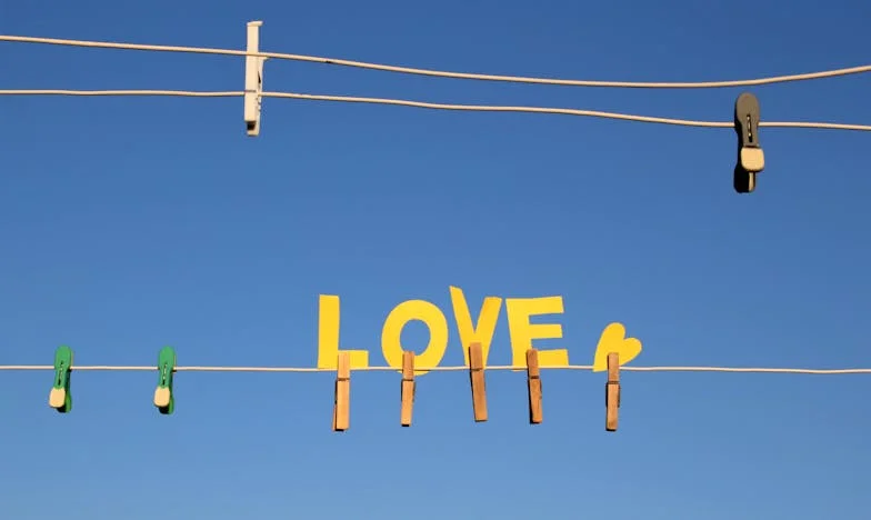 Frăția dintre datorie și dezamăgire: Povestea unei seri de octombrie