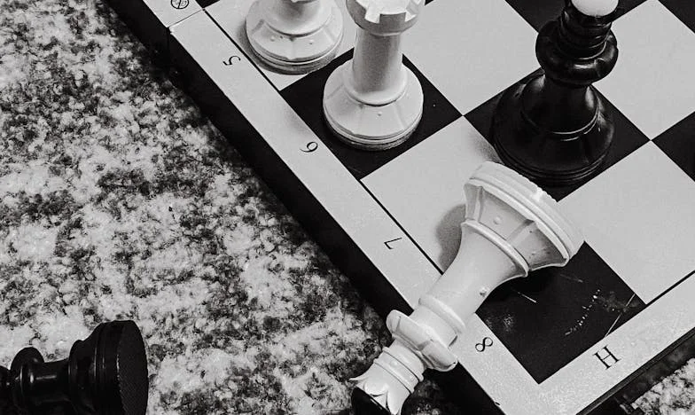 Soțul meu mi-a spus că pleacă în delegație, dar GPS-ul arăta maternitatea. În loc să fac scandal, am făcut trei lucruri care ne-au schimbat viața pentru totdeauna…