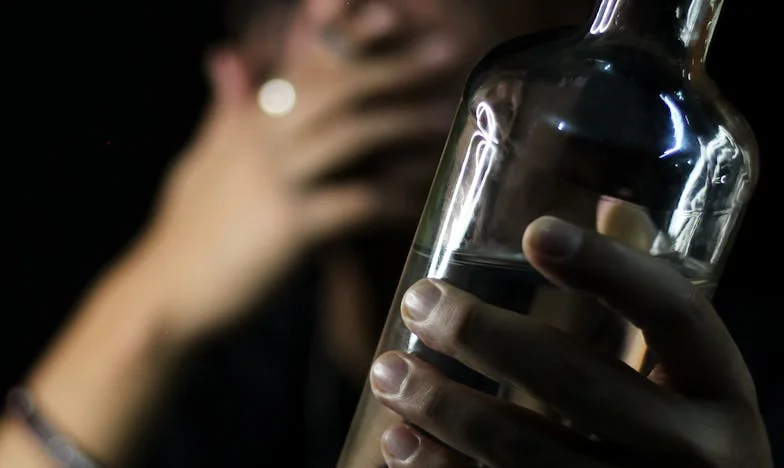 Sub tăcerea aparentă: Povestea unei mame și a fiului ei