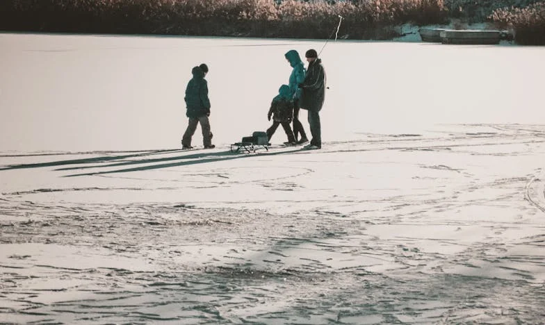 Sunt însărcinată, iar Rareș spune că nu va fi nuntă. Mama lui îi dă dreptate, dar tatăl lui, pentru prima dată, e de partea mea