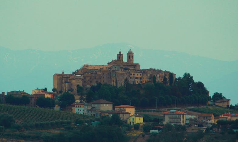 Ziduri Moștenite, Lanțuri Nevăzute: Casa Mamei, Închisoarea Mea