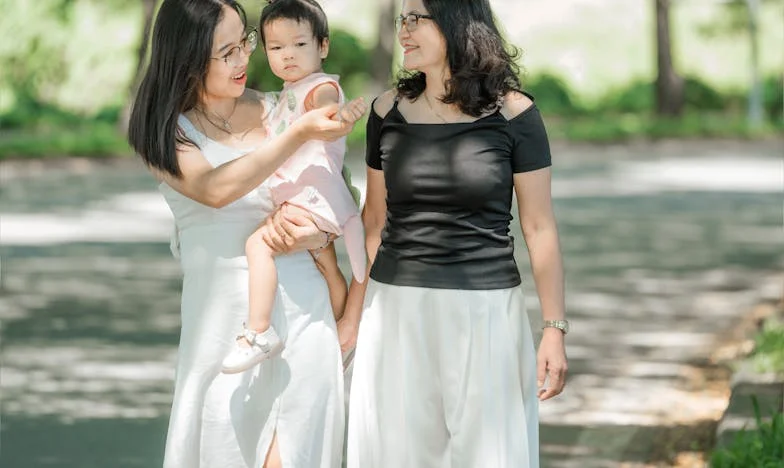 De ce sunt crenvurști pe masă, nu chiftele? – Povestea unei familii pe marginea schimbării