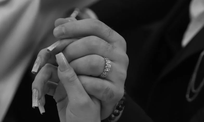 O replică, două lumi: Banii părinților și războiul din familia mea