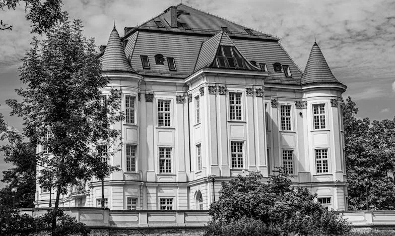 O viață între două lumi: povestea mea și lupta cu dependența tatălui meu