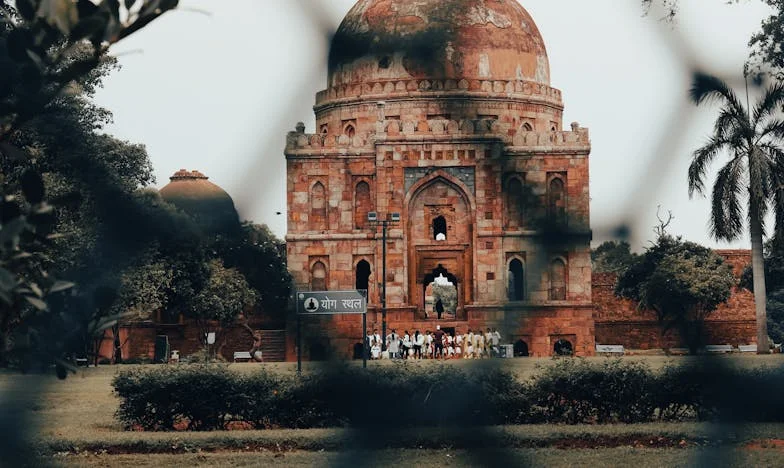 Između Četiri Zida: Kuća Koja Nikada Nije Postala Dom