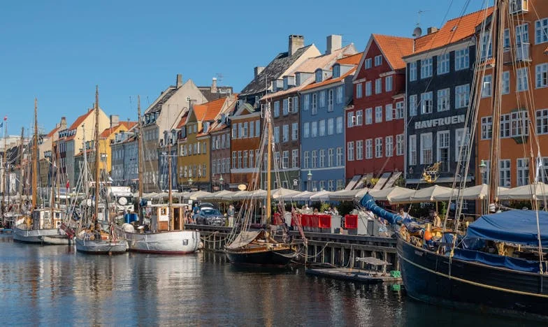 Između dve vatre: Priča o porodici Petrović