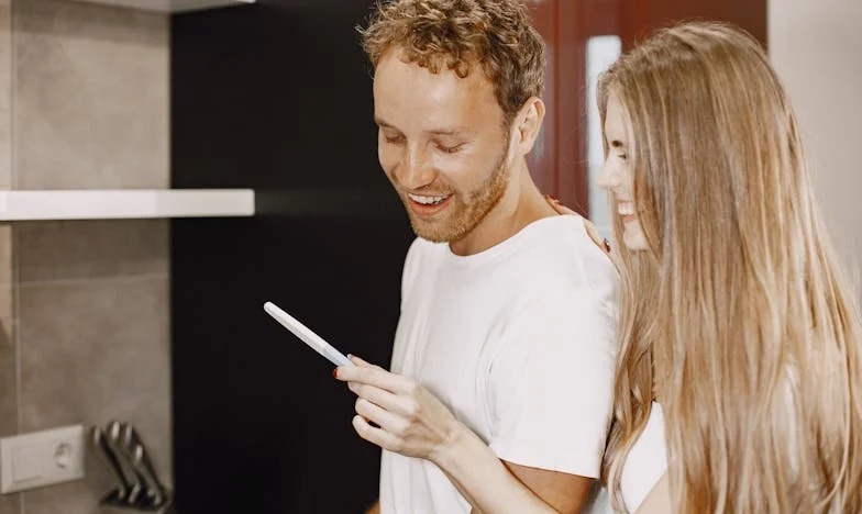 „Ne ulazi u moj auto dok si trudna!” – priča o sujeverju, porodičnim sukobima i usamljenosti u Srbiji